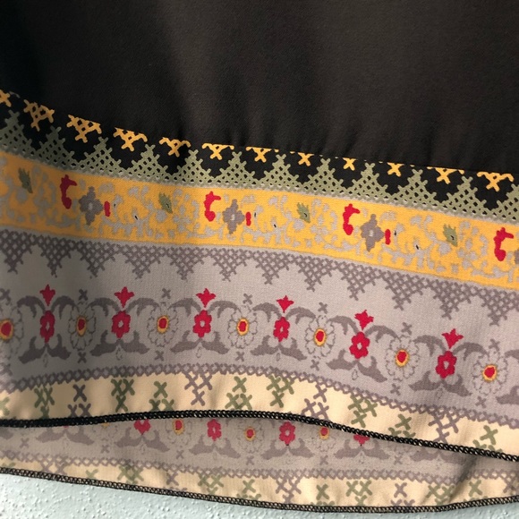 🌸 Boutique | black top with colored trim - Picture 2 of 4